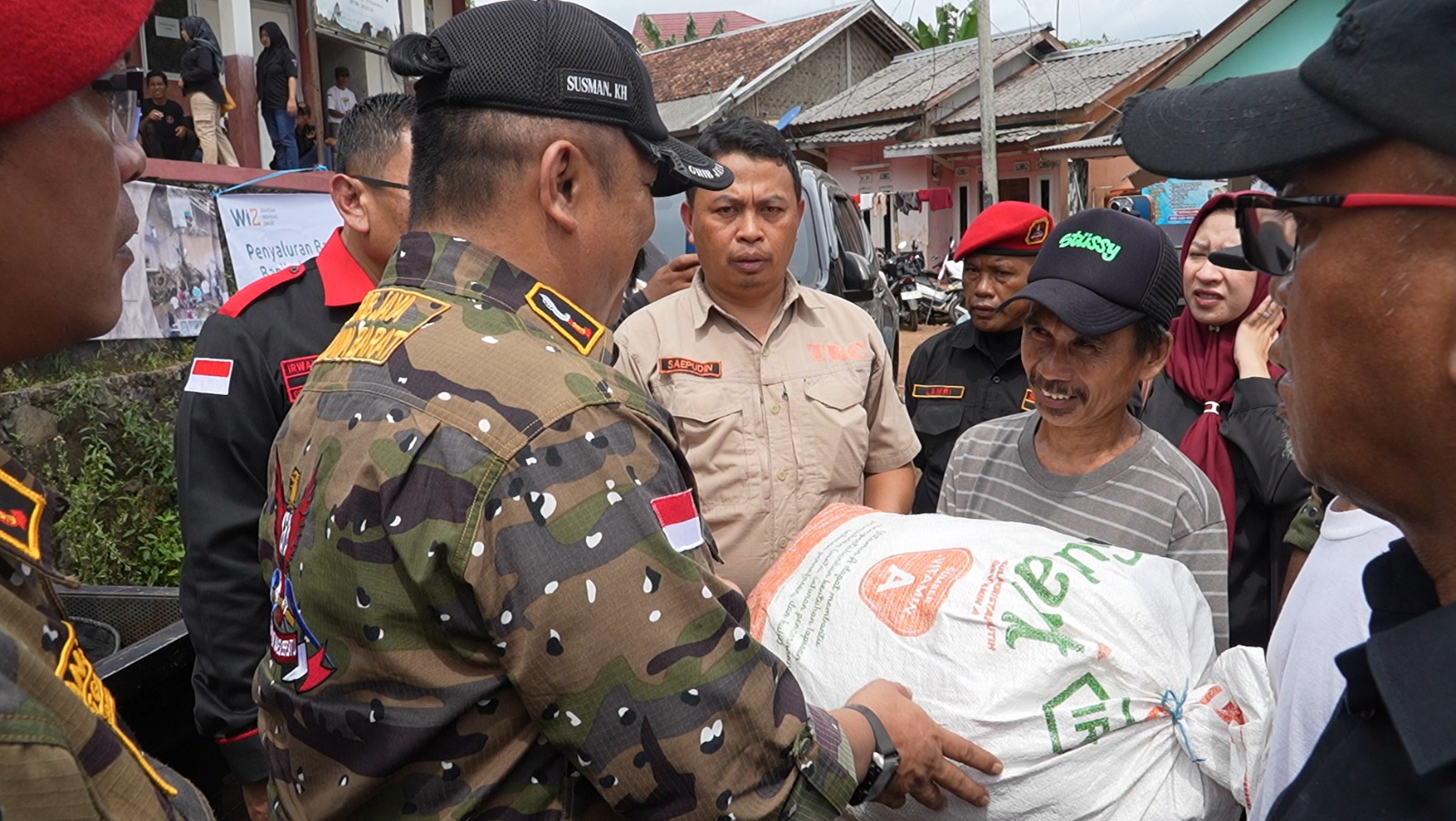 Cuaca Ekstrem di Sukabumi Picu Banjir Bandang dan Longsor, GRIB Jaya Salurkan Bantuan